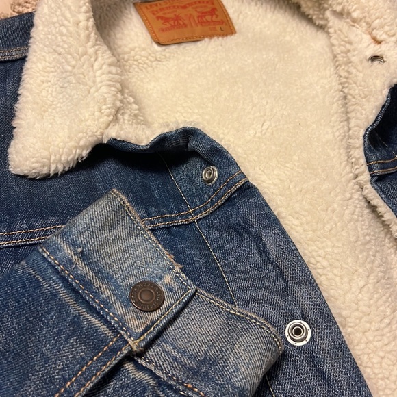 Sherpa lined Levi’s denim jacket - Picture 3 of 5